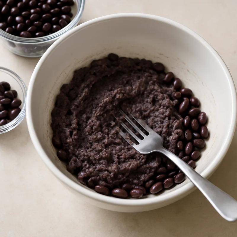 Paso 1 de Croquetas de Frijol Negro y Chipotle